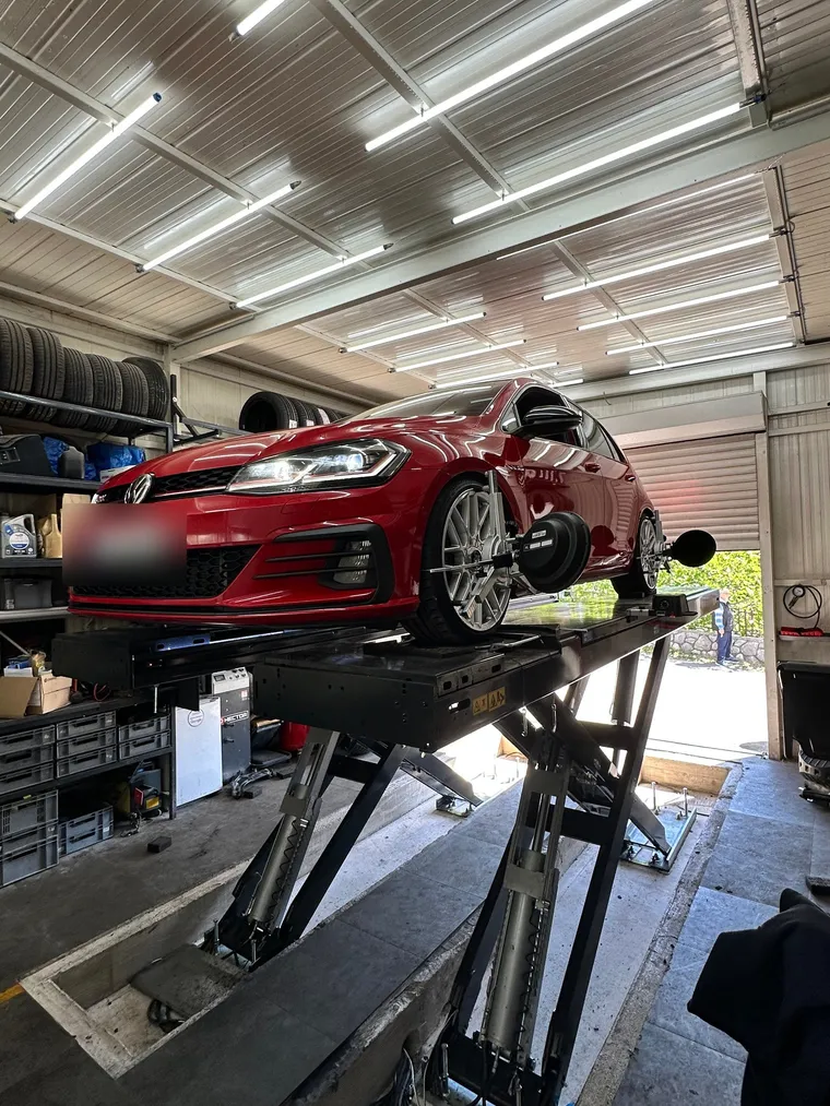 Golf GTI na rampi za geometriju kotača